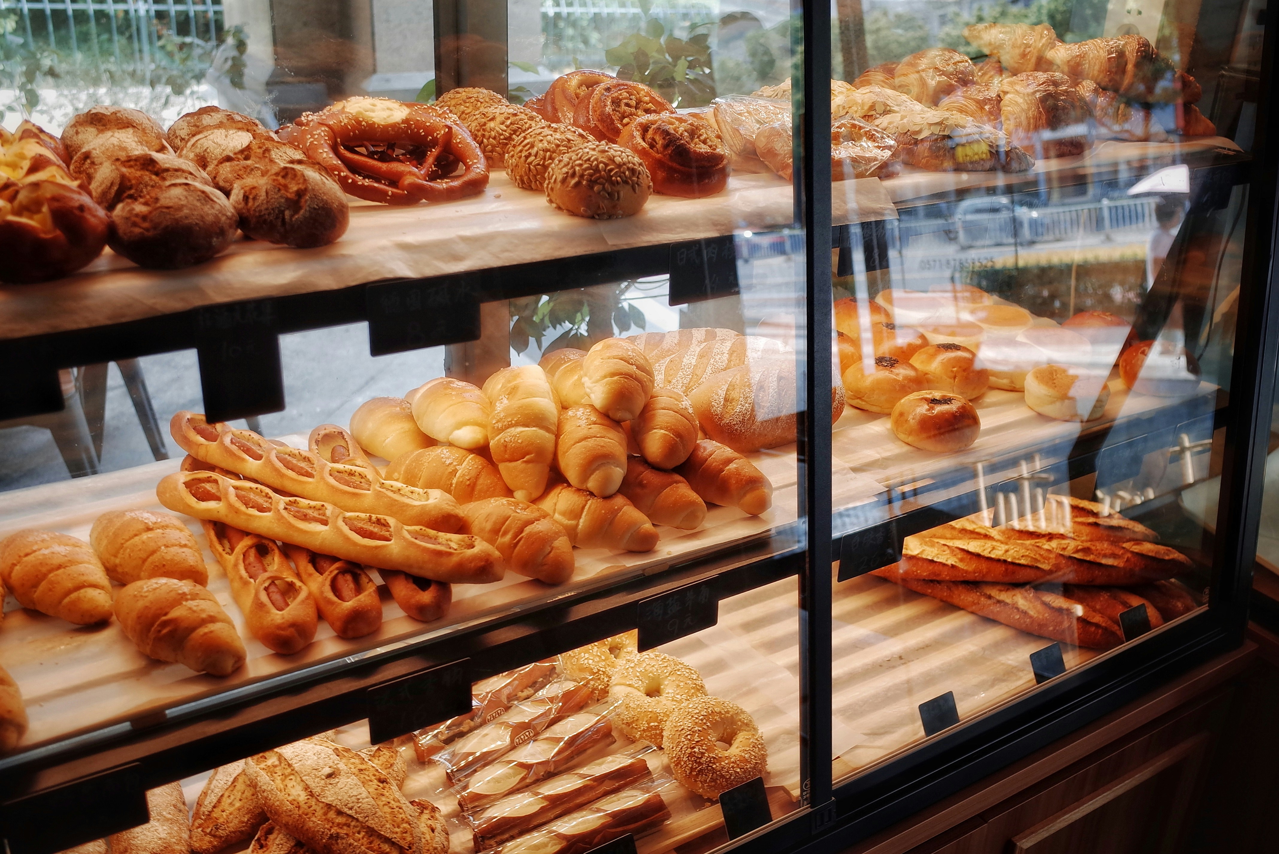 Vitrine de boulangerie, avec viennoiseries 
